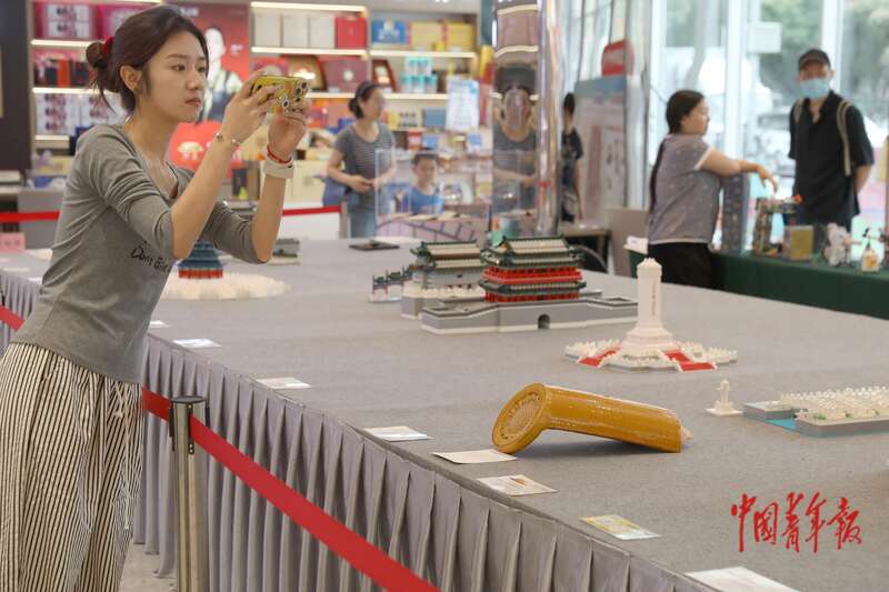 南宫28积木搭建将“中轴线”搬进阛阓